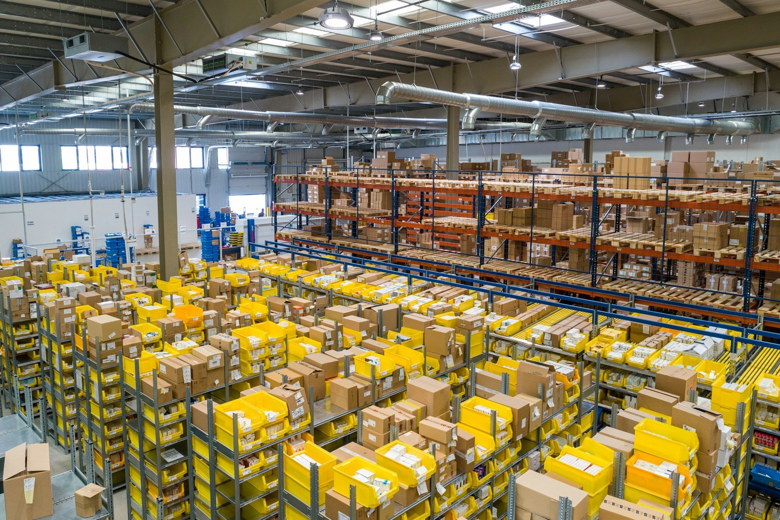 Bodega industrial con tarimas y racks de almacenamiento